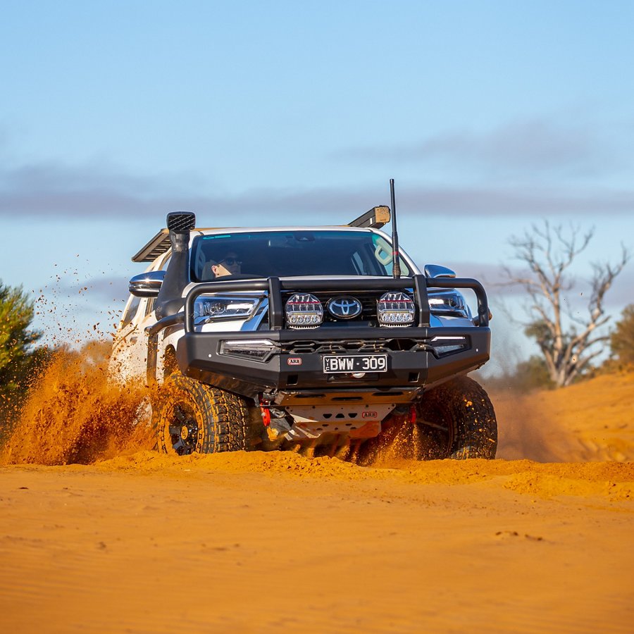 Toyota Hilux con suspensión Old Man Emu en una travesía
